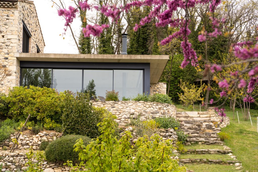 Rénovation complète d'une maison avec 2 extensions contemporaines en béton toitures terrasses végétalisées à Rochemaure - 2014